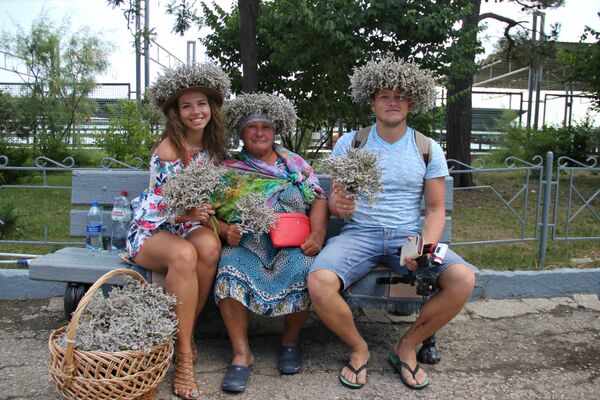 Travel-блогеры Виталий Ичин и Елизавета Грачева и баба Люда в Коктебеле Travel-блогеры Виталий Ичин и Елизавета Грачева и баба Люда в Коктебеле