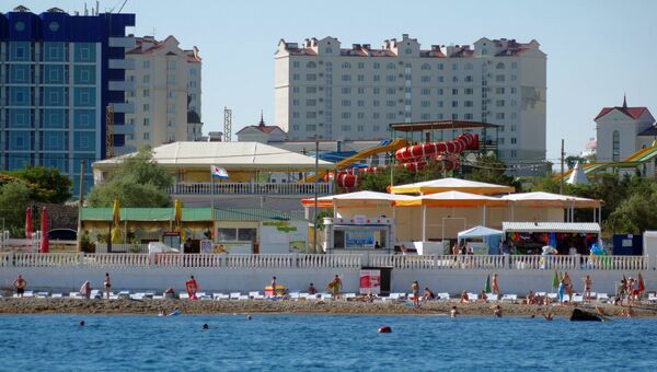 Отдыхающие на одном из пляжей города Севастополя