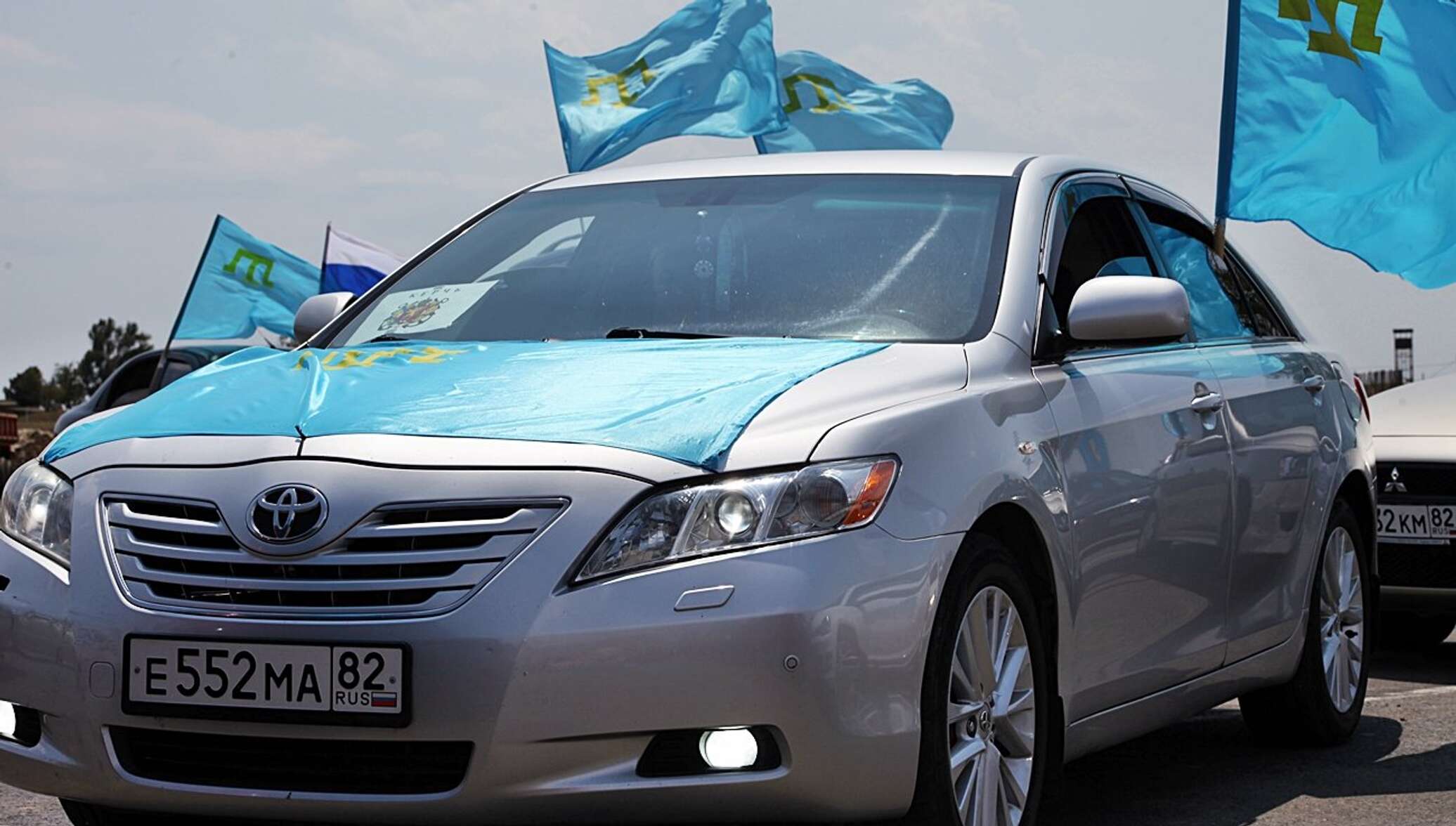 Машина с крымскотатарским флагом