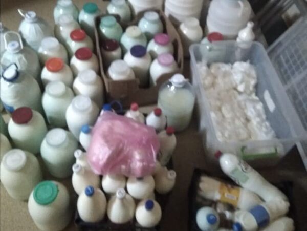 Изъятая у стихийных торговцев в Симферополе молочная продукция Изъятая у стихийных торговцев в Симферополе молочная продукция