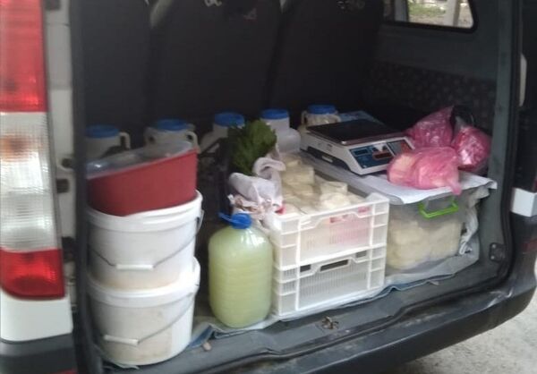 Изъятая у стихийных торговцев в Симферополе молочная продукция Изъятая у стихийных торговцев в Симферополе молочная продукция