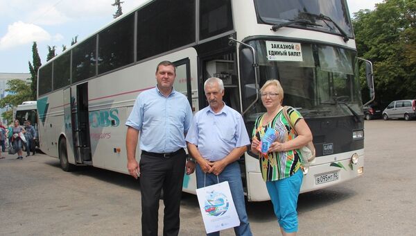 Встреча 1,5-миллионного пассажира, приехавшего на отдых в Крым по единому билету, Василия Кашкина (в центре)