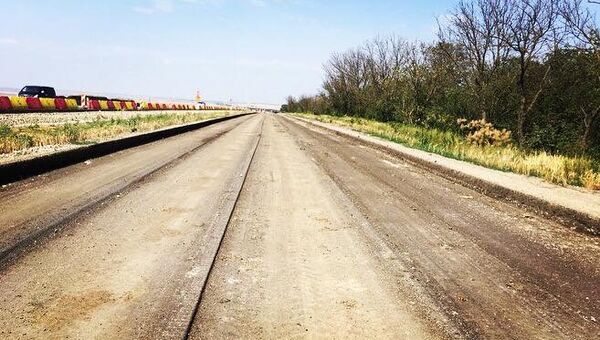 Демонтаж старого асфальтобетонного покрытия Керченской трассы, где будут построены две полосы новой трассы Таврида