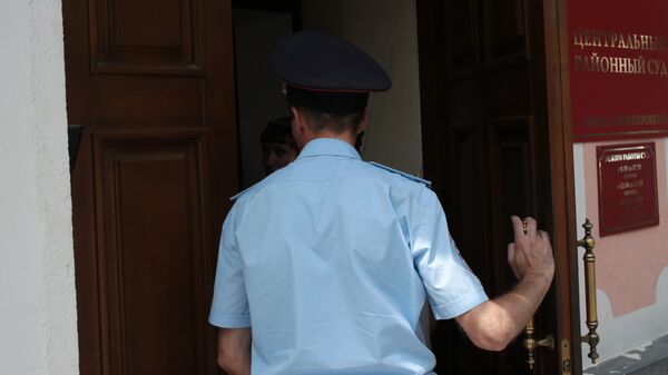 Сотрудник полиции у здания Центрального районного суда Симферополя