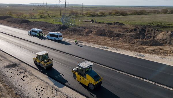 Рабочие на строительстве автомобильных подходов к мосту через Керченский пролив и автомобильной дороги федерального значения Таврида