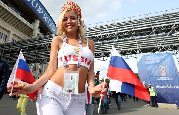 Болельщики перед матчем открытия ЧМ-2018 по футболу между сборными России и Саудовской Аравии Болельщики перед матчем открытия ЧМ-2018 по футболу между сборными России и Саудовской Аравии