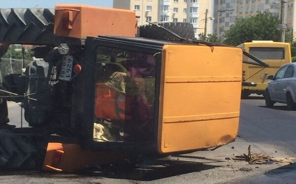 В Симферополе перевернулся трактор. 28 июня 2018 В Симферополе перевернулся трактор. 28 июня 2018
