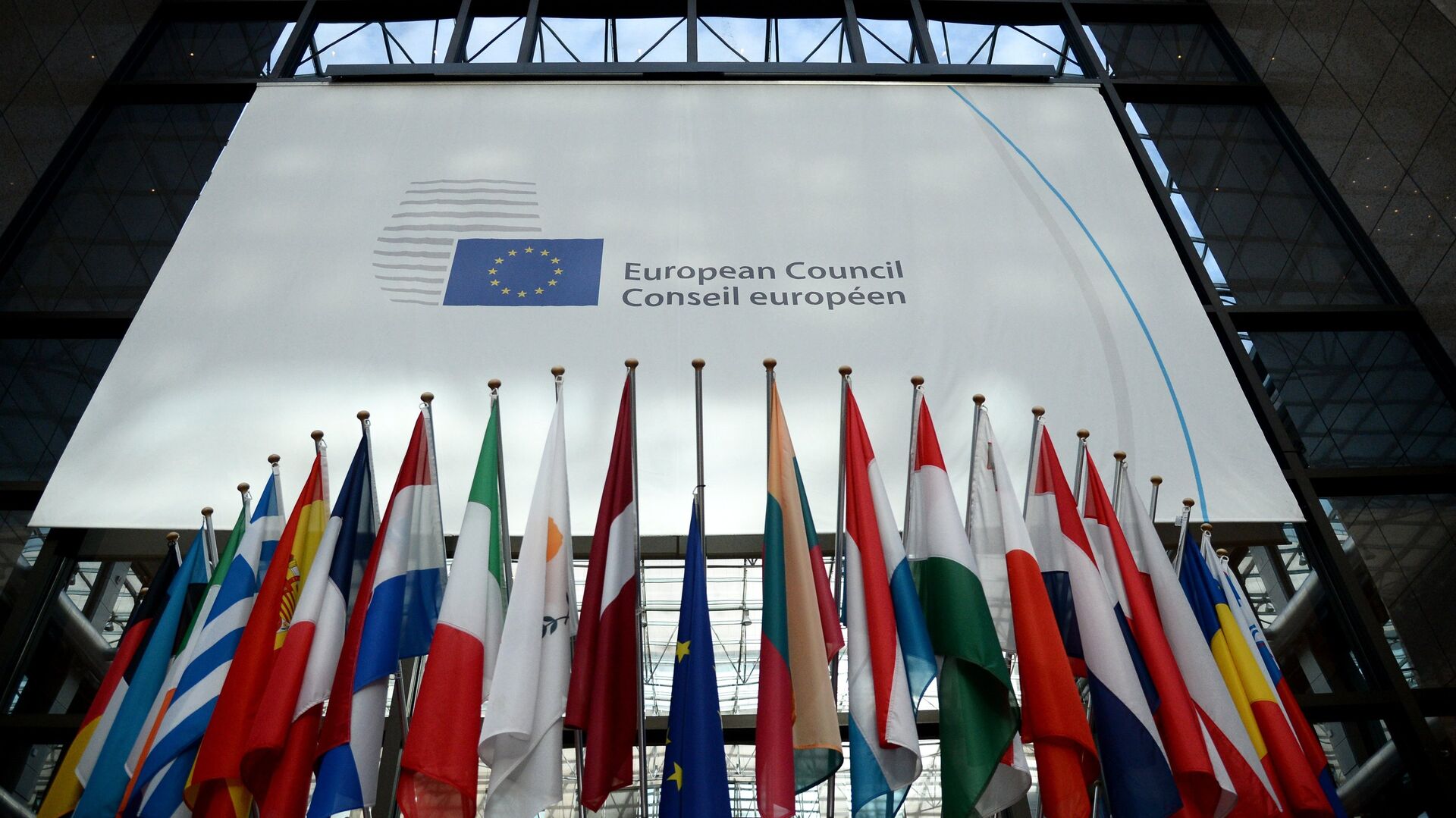 Флаги стран — участниц заседания Совета Европы в Брюсселе. 19 октября 2017 - РИА Новости, 1920, 01.04.2022