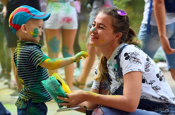 Фестиваль красок в День молодежи в Симферополе
