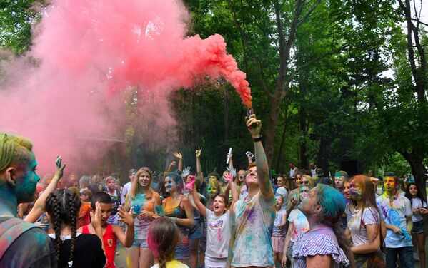 Фестиваль красок в День молодежи в Симферополе