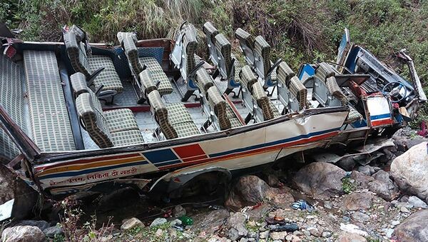 На месте падения автобуса в ущелье в Индии. 1 июля 2018