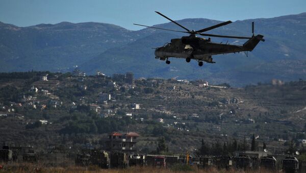 Вертолет Ми-24 Воздушно-космических сил РФ совершает облет территории авиабазы Хмеймим в Сирии