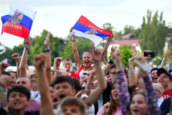 Болельщики в Севастополе смотрят чемпионат мира по футболу. 1 июля 2018