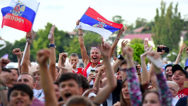 Болельщики в Севастополе смотрят чемпионат мира по футболу. 1 июля 2018
