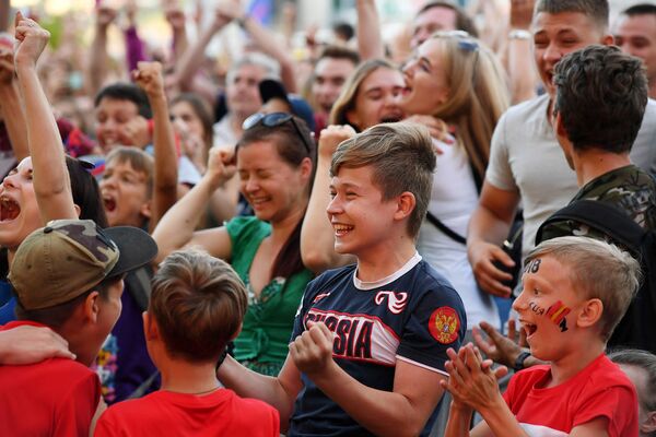 Болельщики в Севастополе смотрят чемпионат мира по футболу. 1 июля 2018