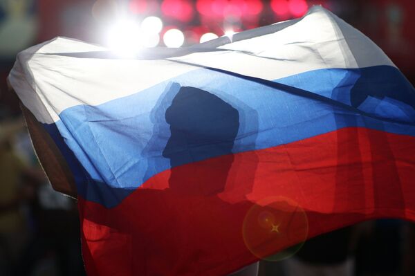 Болельщики празднуют победу сборной России Болельщики празднуют победу сборной России