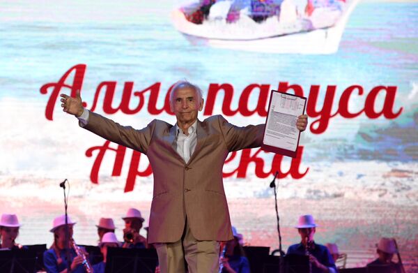 Народный артист СССР Василий Лановой на открытии кинофестиваля Алые паруса Артека. 3 июля 2018 Народный артист СССР Василий Лановой на открытии кинофестиваля Алые паруса Артека. 3 июля 2018