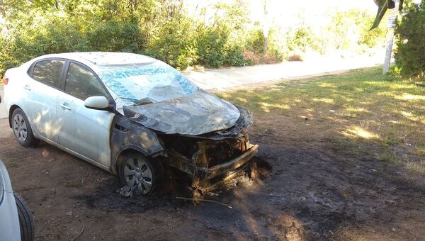 Сгоревшая машина Kia Rio на улице Ростовской в Симферополе