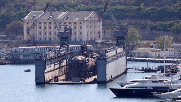  Подводная лодка Горьковский комсомолец в плавдоке в Южной бухте Севастополя 