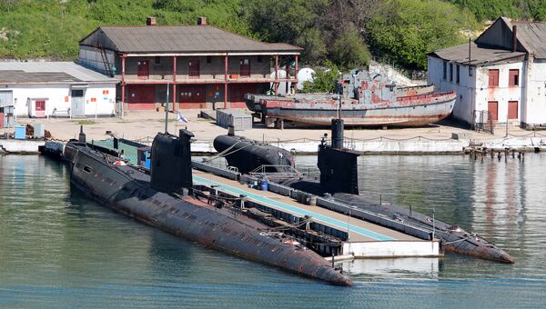 Подводная лодка Б-435 (Запорожье) в Южной бухте Севастополя (слева)Подводная лодка Б-435 (Запорожье) в Южной бухте Севастополя (слева)