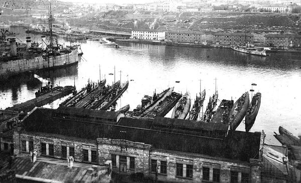Подводные лодки Российского императорского флота в Севастопольской бухте. 1918 год Подводные лодки Российского императорского флота в Севастопольской бухте. 1918 год