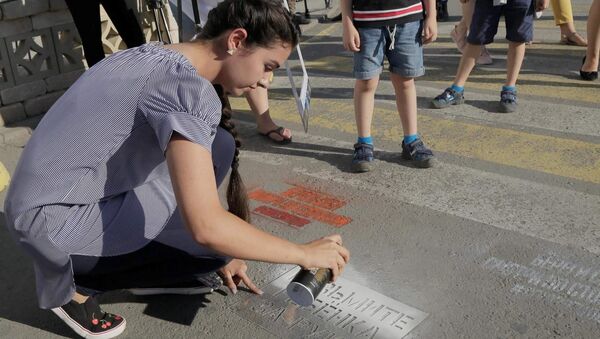 Нанесение надписи Возьмите ребенка за руку возле пешеходного перехода в Симферополе