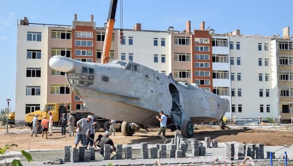 Установка самолета-памятника Бе-12 в Евпатории