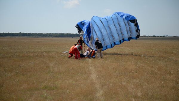 Севастопольцы с ограниченными физическими возможностями прыгнули с парашютом в рамках проекта Мне бы в небо