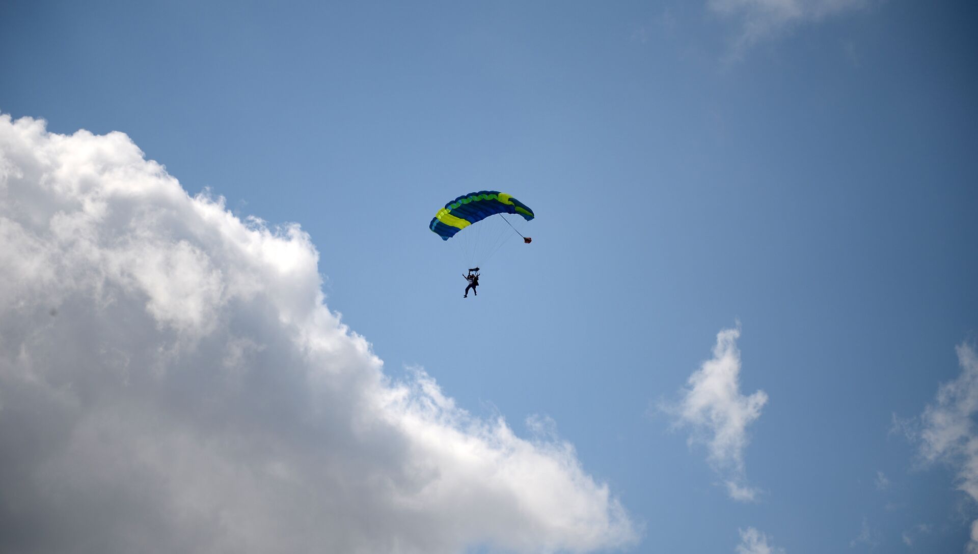  Севастопольцы с ограниченными физическими возможностями прыгнули с парашютом в рамках проекта Мне бы в небо  - РИА Новости, 1920, 05.10.2020