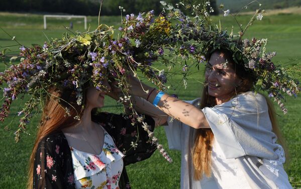 Девушки надевают венки во время празднования дня Ивана Купалы в Бахчисарайском районе Крыма
