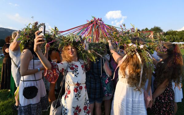 Девушки во время празднования дня Ивана Купалы в Бахчисарайском районе Крыма
