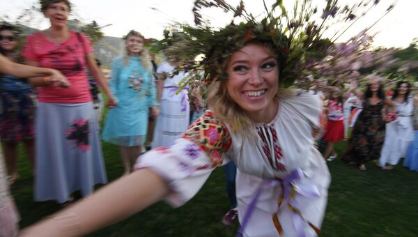 Девушки водят хоровод во время празднования дня Ивана Купалы в Бахчисарайском районе Крыма