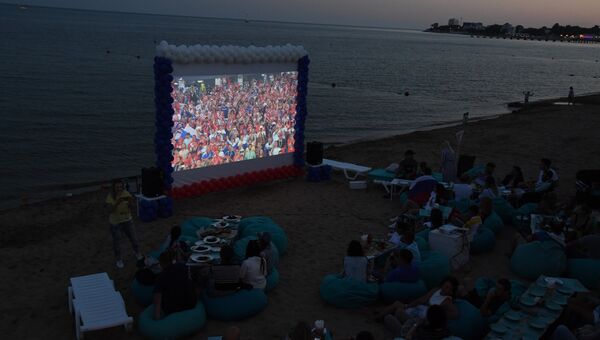 Болельщики собрались у экранов для трансляции матча четвертьфинала между сборными России и Хорватии на пляже в Евпатории