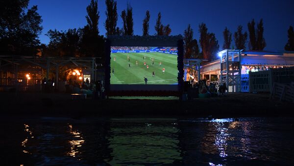 Экраны для трансляции матча четвертьфинала между сборными России и Хорватии на пляже в Евпатории