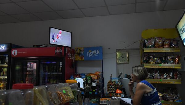 Трансляция матча четвертьфинала между сборными России и Хорватии в одном из магазинов в Евпатории