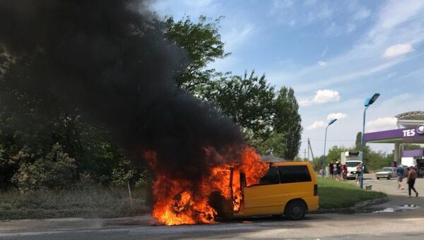 В Симферополе загорелся автомобиль Mercedes Vito