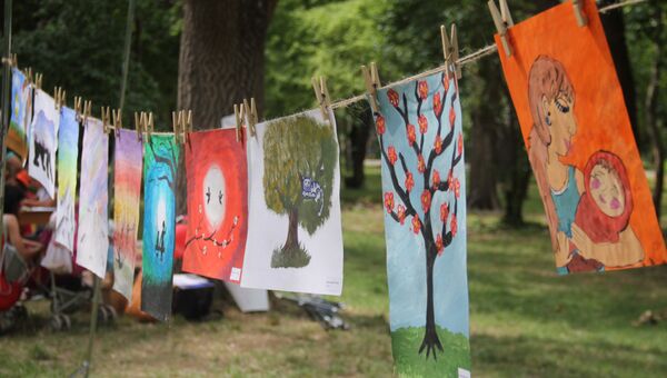 Рисунки детей в парке им. Гагарина в честь Дня семьи, любви и верности