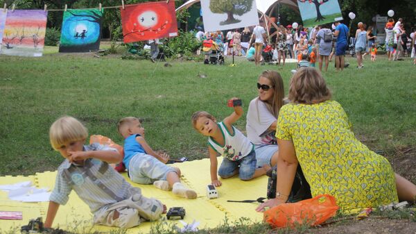 Семья отдыхает в парке имени Гагарина в честь празднования Дня Семьи, любви и верности