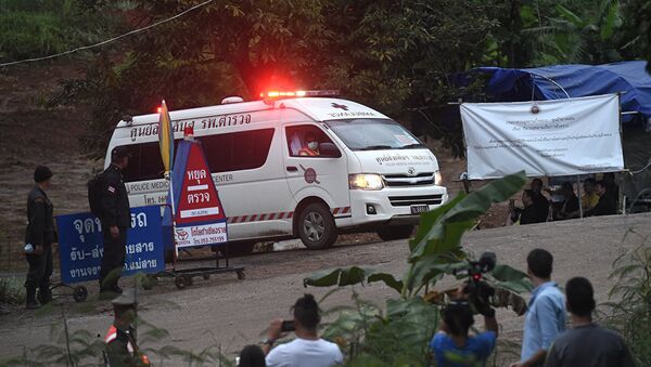 Машина скорой помощи покидает район пещеры Тхам Луанг в Таиланде после того, как водолазы эвакуировали нескольких детей. 8 июля 2018