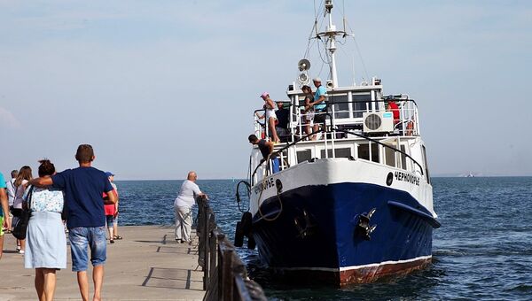 Прогулки по морю на яхтах в честь празднования Дня рыбака в Керчи