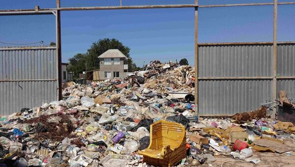 Свалка ТКО на территории сортировочной линии твердых коммунальных отходов в Саках