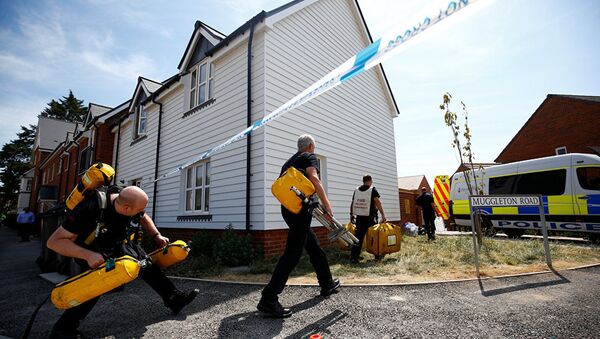 Спасатели у жилого комплекса в Эймсбери в ходе расследования отравления людей