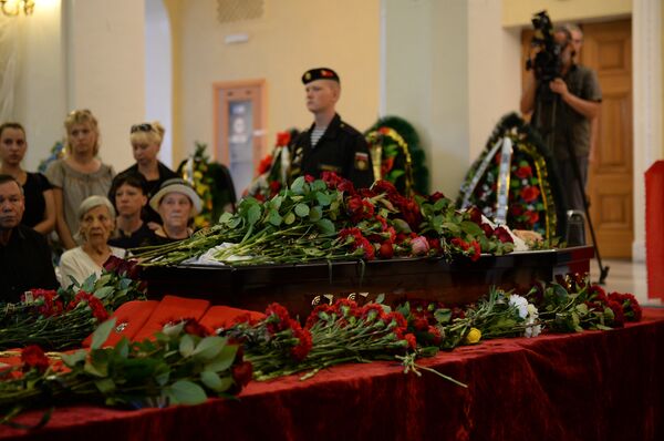 Гражданская панихида и отпевание участника обороны Севастополя Ивана Мацигора в холле драматического театра им. Б.А. Лавренева Гражданская панихида и отпевание участника обороны Севастополя Ивана Мацигора в холле драматического театра им. Б.А. Лавренева