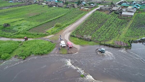 Спасатели работают в зоне паводка в Забайкалье