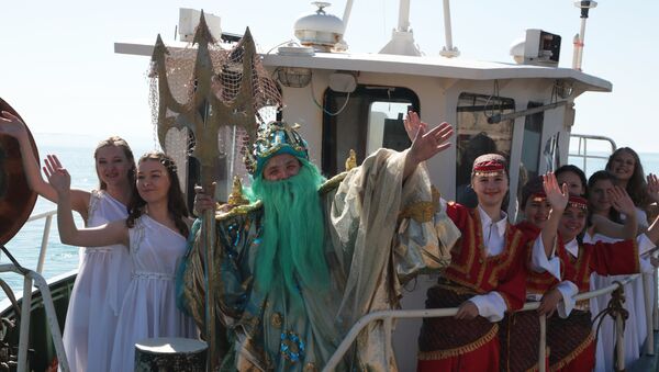 Участники театрализованного представления приплыли на открытие нового курортного сезона в Евпатории