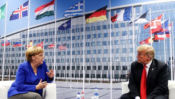 Президент США Дональд Трамп и канцлер Германии Ангела Меркель во время двусторонней встречи на полях саммита НАТО в Брюсселе, Бельгия. 11 июля 2018
