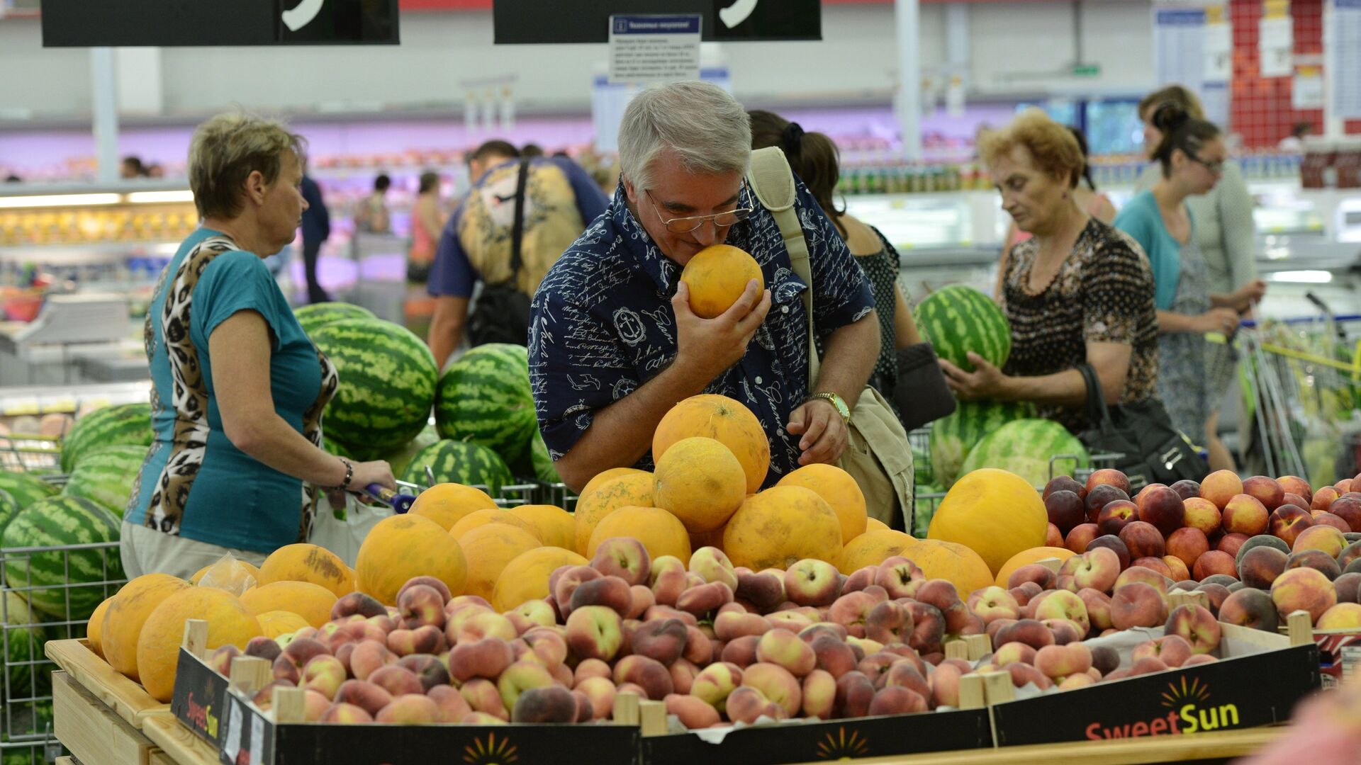 Покупатели в отделе фруктов одного из гипермаркетов - РИА Новости, 1920, 14.07.2020