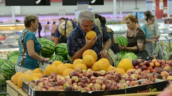 Покупатели в отделе фруктов одного из гипермаркетов