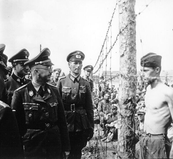 Глава нацистских германских СС и гестапо Генрих Гиммлер осматривает немецкий военнопленный лагерь в Советском Союзе