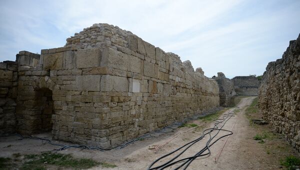Оборонительная стена портового района портового района - XIX куртина в музее-заповеднике Херсонес Таврический после реставрации